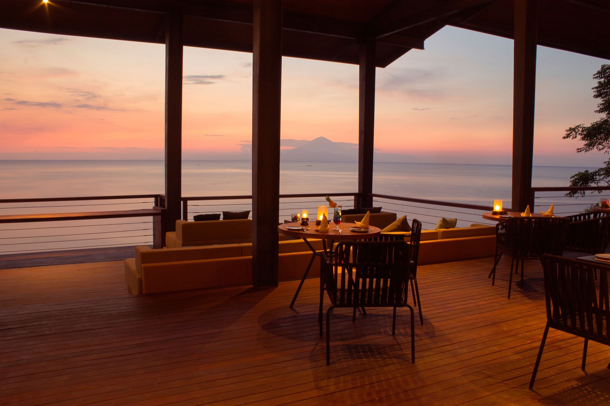 กาตามารัน โฮเต็ล แอนด์ รีสอร์ต Hotel เซงกีกี ภายนอก รูปภาพ Sunset at the restaurant